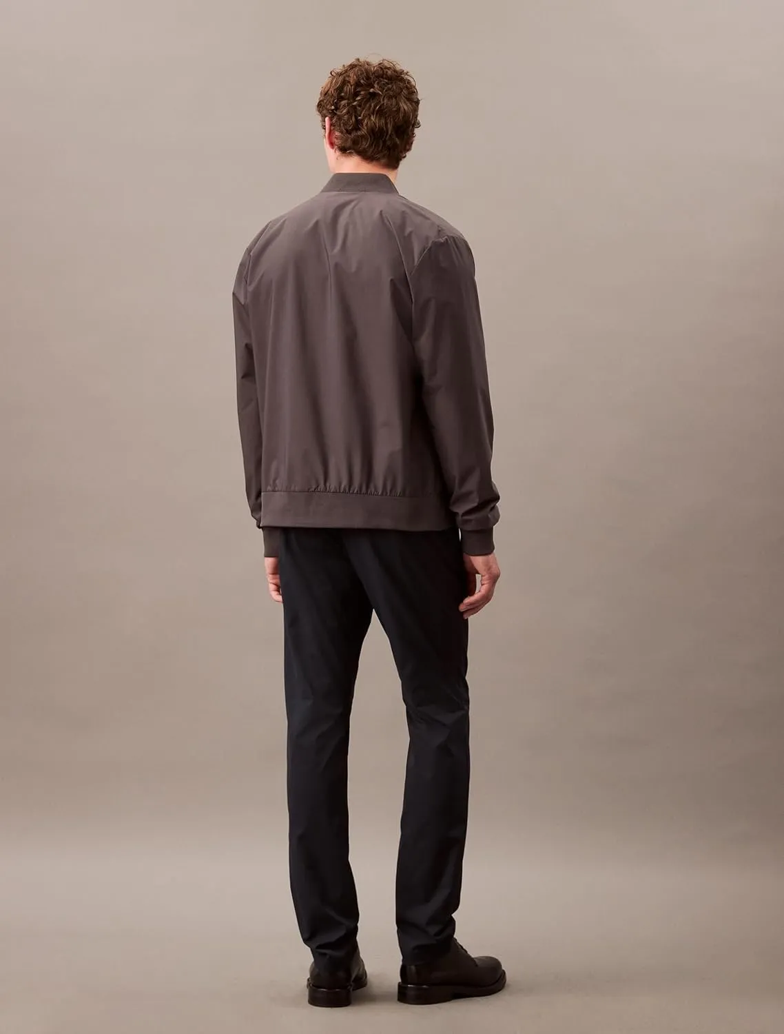 Calvin Klein Men's Modern Stretch Wrinkle Resistant Chino Pants in Slim Fit